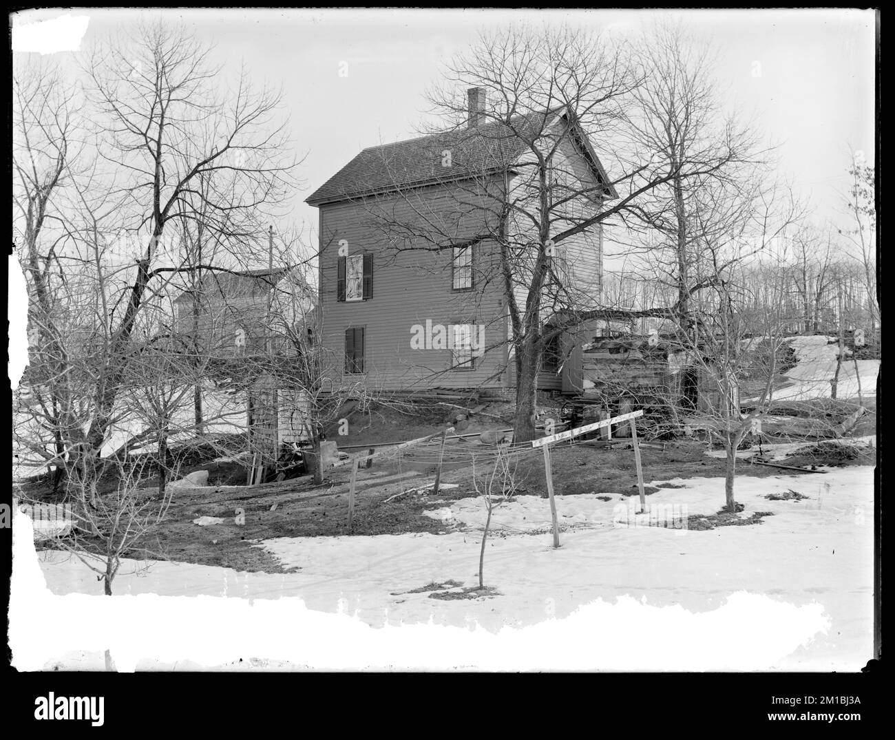 Lago artificiale di Wachusett, casa di Margaret F. Tonry, sul lato ovest di Main Street, da ovest nel campo, Clinton, Mass., 11 febbraio 1897 , acquedotto, serbatoi strutture di distribuzione dell'acqua, immobiliare Foto Stock