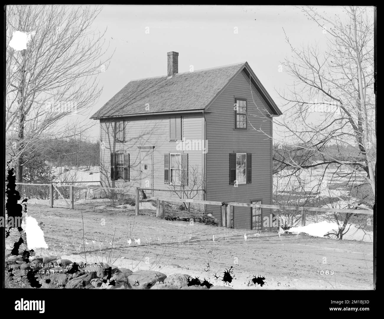 Lago artificiale di Wachusett, casa di Margaret F. Tonry, sul lato ovest di Main Street, da est vicino al lato est di Main Street, Clinton, Mass., 11 febbraio 1897 , acquedotto, serbatoi strutture di distribuzione dell'acqua, immobiliare Foto Stock