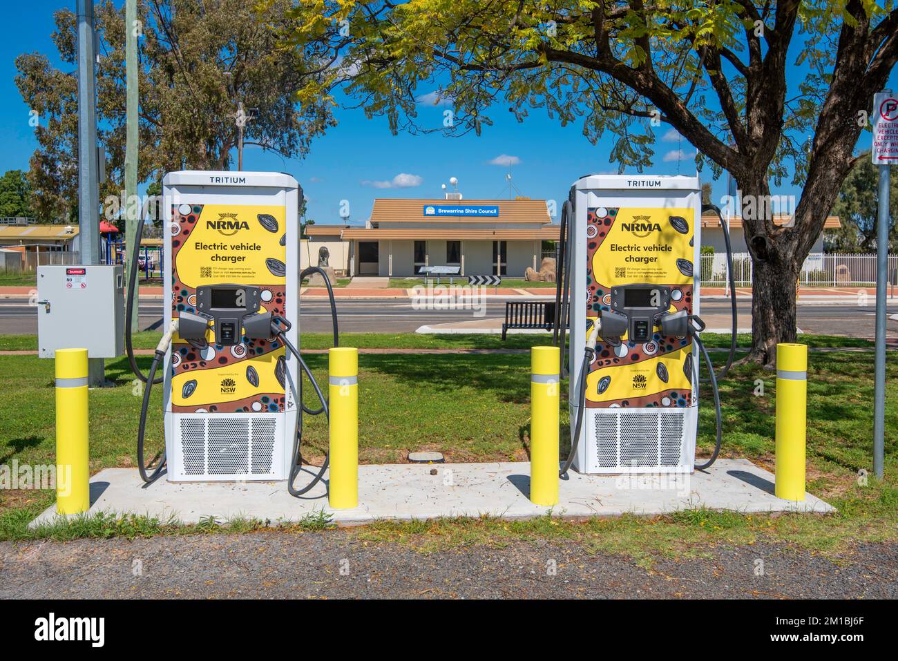 Due caricabatterie NRMA trizio, a due veicoli elettrici (EV) nella strada principale della città Outback del New South Wales di Brewarrina in Australia Foto Stock