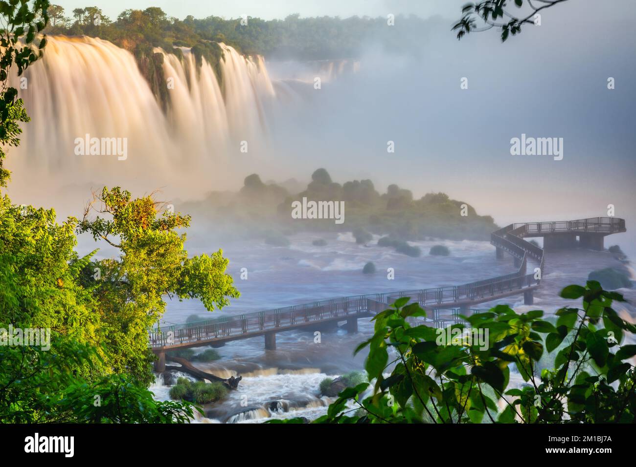 Cascate di Iguazu spettacolare paesaggio, vista dal lato del Brasile, Sud America Foto Stock