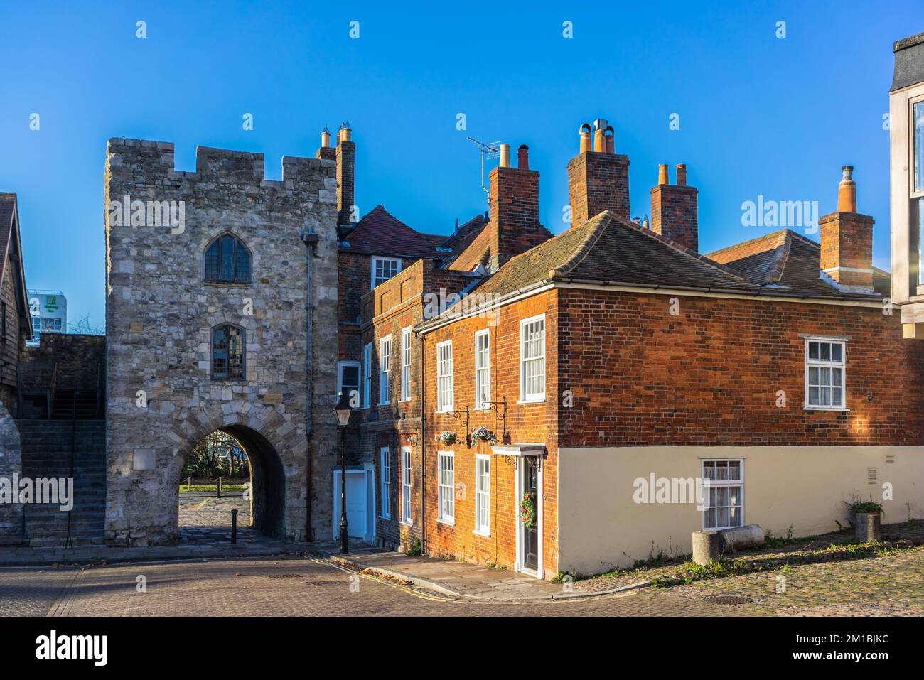 Westgate Street e Westgate Hall, parte delle mura medievali della città vecchia di Southampton, Hampshire, Inghilterra. Foto Stock