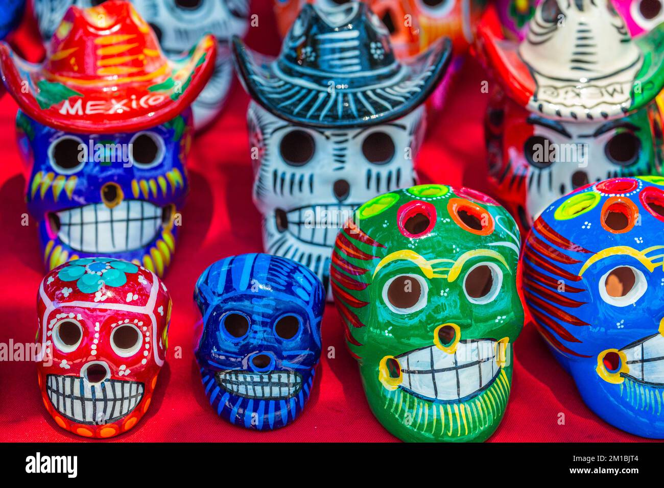 Teschi colorati per il giorno della celebrazione dei morti, Cancun, Messico Foto Stock