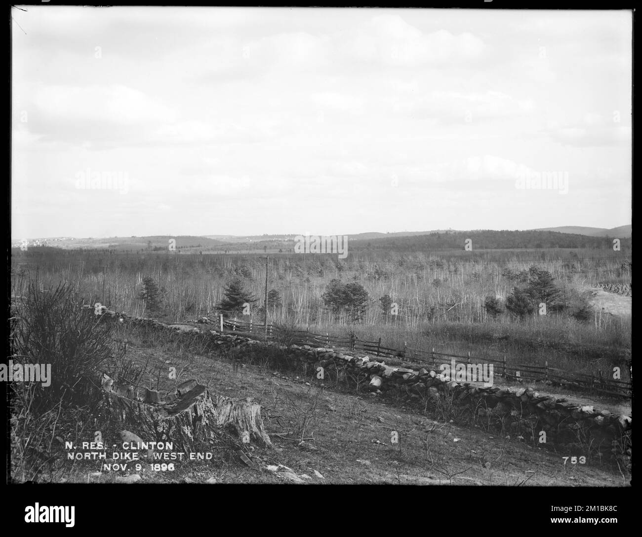 Lago artificiale di Wachusett, North Dike, West End, da ovest sulla collina a nord di Worcester, Nashua & Portland Railroad Track, Clinton, Mass., 9 novembre 1896 , acquedotto, serbatoi strutture di distribuzione dell'acqua, cantieri edili, viste generali Foto Stock