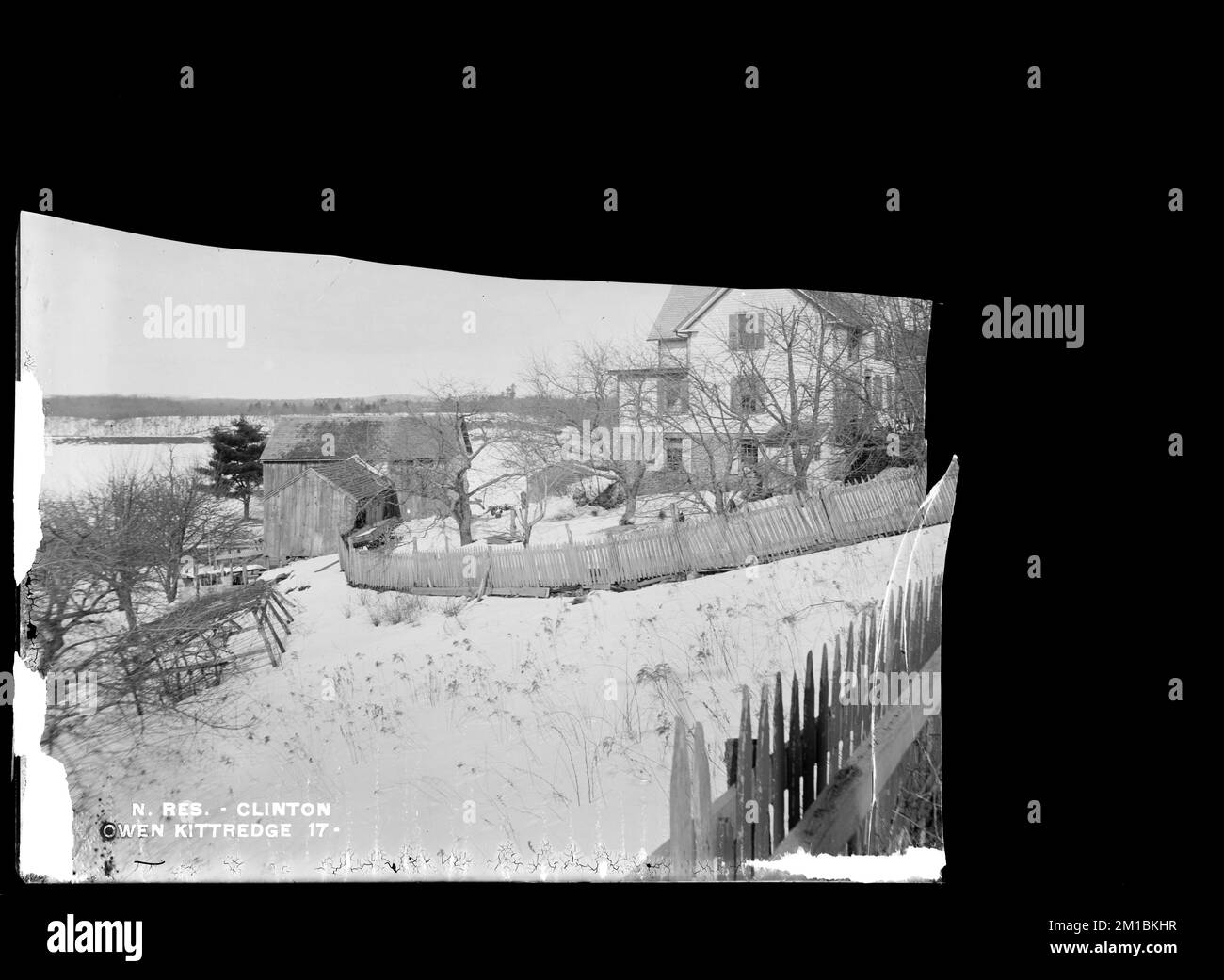 Serbatoio di Wachusett, casa di Owen Kittredge e fienile, sul lato ovest di Main Street, da sud in Main Street, Clinton, Mass., 11 febbraio 1897 , acquedotto, serbatoi strutture di distribuzione dell'acqua, immobiliare Foto Stock