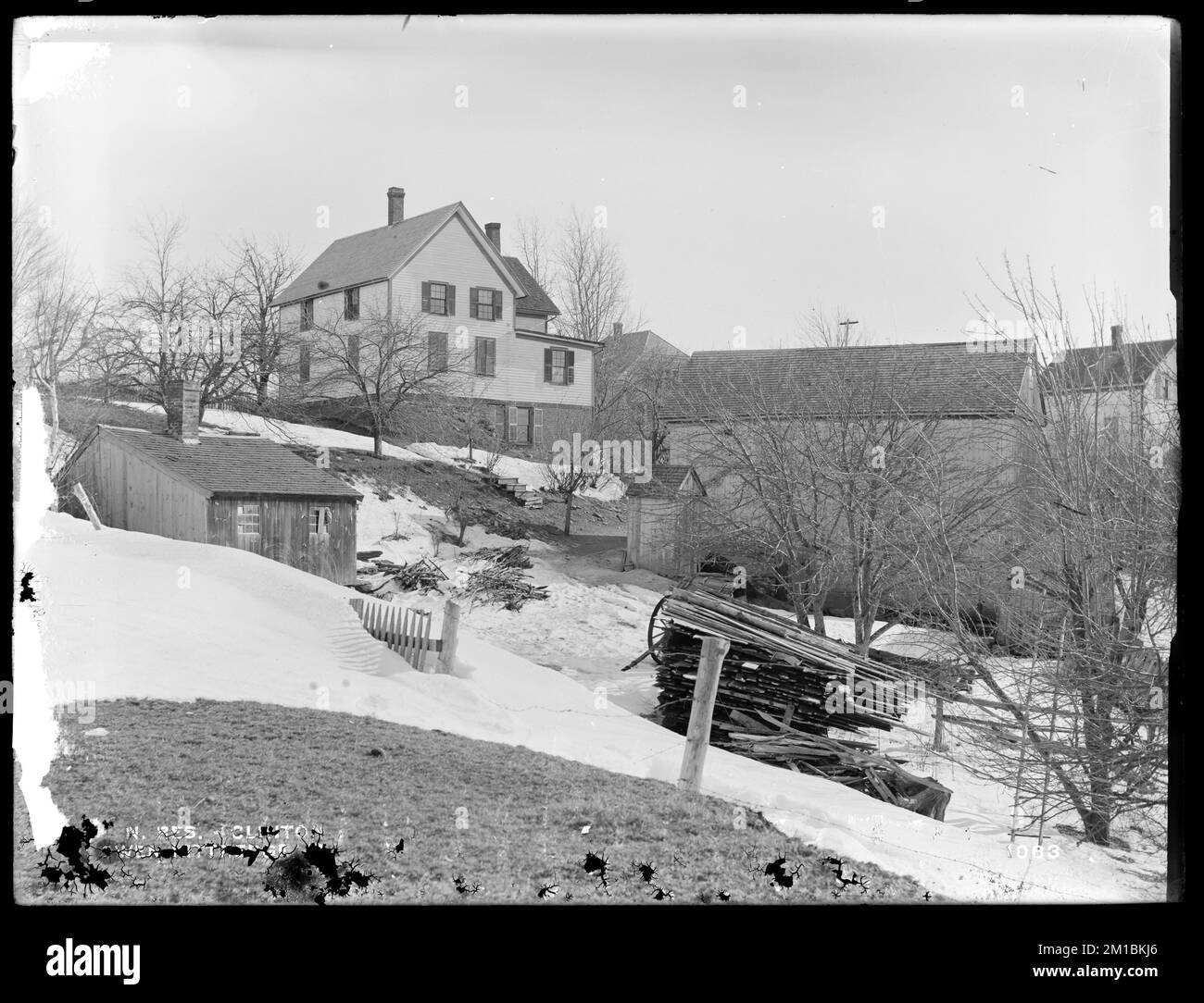 Serbatoio di Wachusett, casa di Owen Kittredge e fienile, sul lato ovest di Main Street, da nord in Field, Clinton, Mass., 11 febbraio 1897 , acquedotto, serbatoi strutture di distribuzione dell'acqua, immobiliare Foto Stock