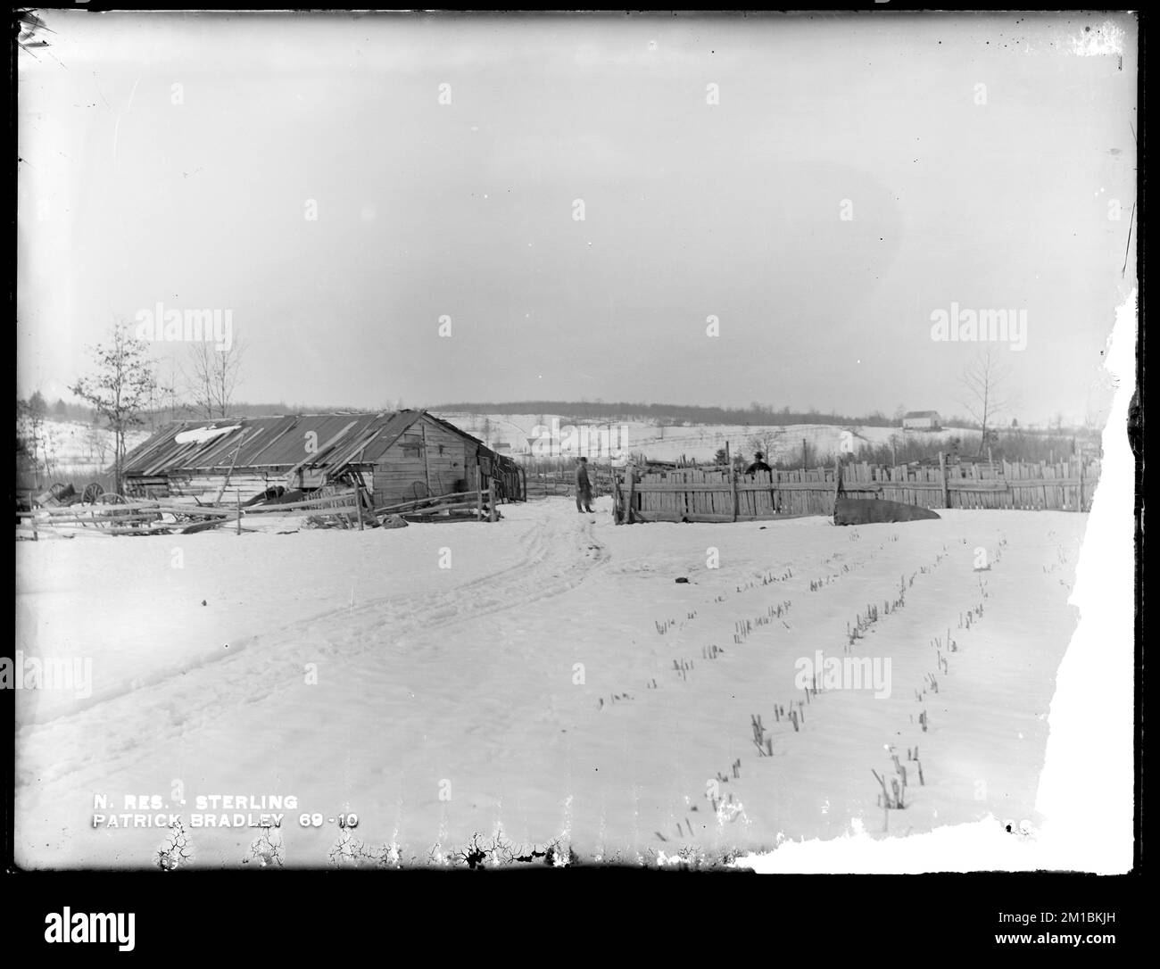 Lago artificiale di Wachusett, capannone di Patrick Bradley, vicino alla strada da Clinton a West Boylston, dal sud-est in Field, Sterling, Mass., 18 febbraio 1897 , acquedotto, serbatoi strutture di distribuzione dell'acqua, immobiliare Foto Stock
