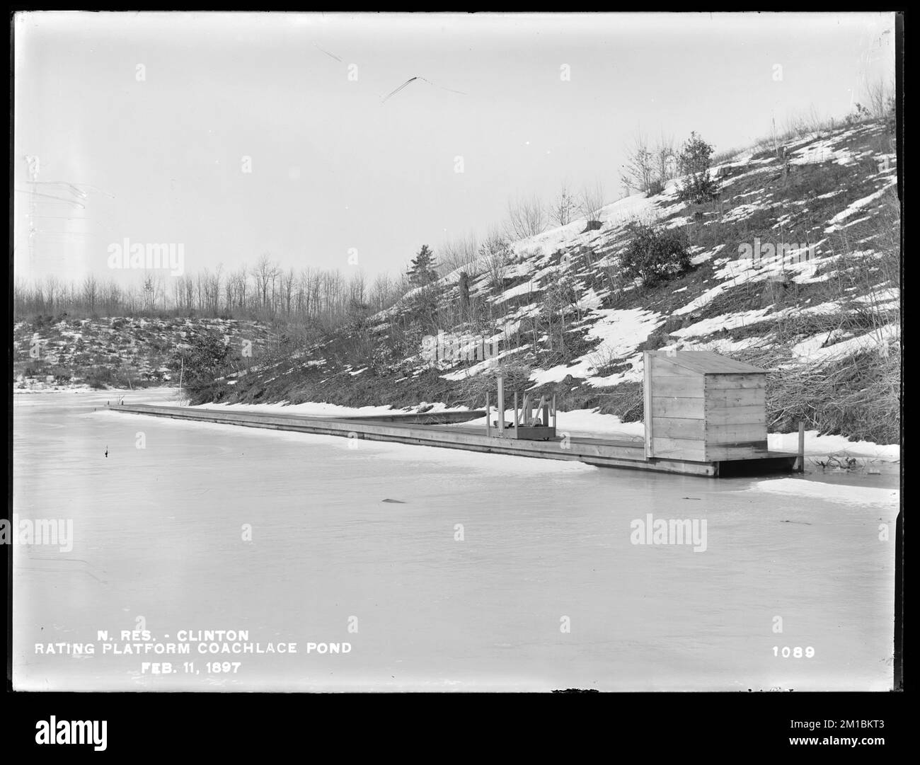 Lago artificiale di Wachusett, piattaforma di rating, Coachlace Pond, Clinton, Mass., 11 febbraio 1897 , opere d'acqua, serbatoi strutture di distribuzione dell'acqua, cantieri edili Foto Stock