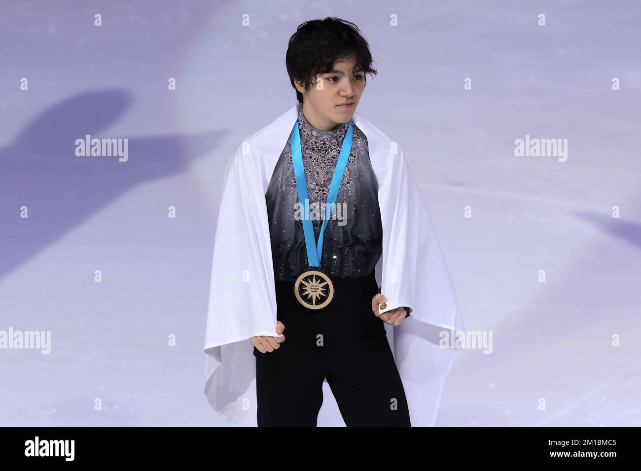 Torino, Italia. 10th Dec, 2022. La medaglia d'oro maschile Shoma uno del Giappone si presenta con la sua bandiera nazionale e medaglia a Palavela, Torino. Data foto: 10th dicembre 2022. Il credito per le immagini dovrebbe essere: Jonathan Moskrop/Sportimage Credit: Sportimage/Alamy Live News Foto Stock