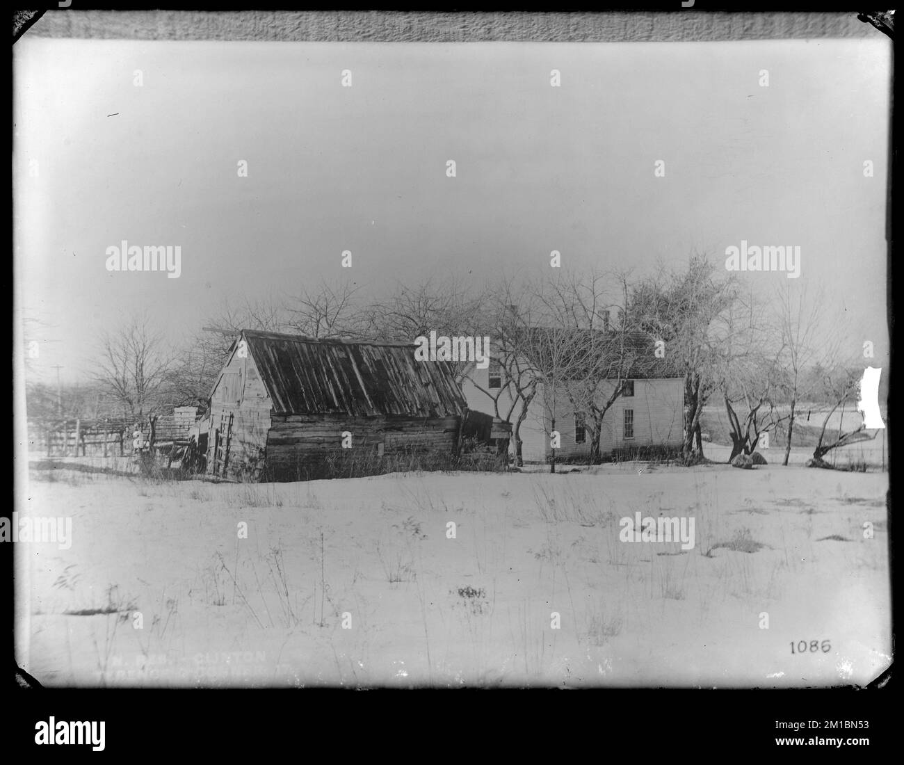 Lago artificiale di Wachusett, casa di Terence o'Connor, sul lato est di Main Street, quasi di fronte strada privata, dal nord-est nel campo, Clinton, Mass., 11 febbraio 1897 , acquedotto, serbatoi strutture di distribuzione dell'acqua, immobiliare Foto Stock