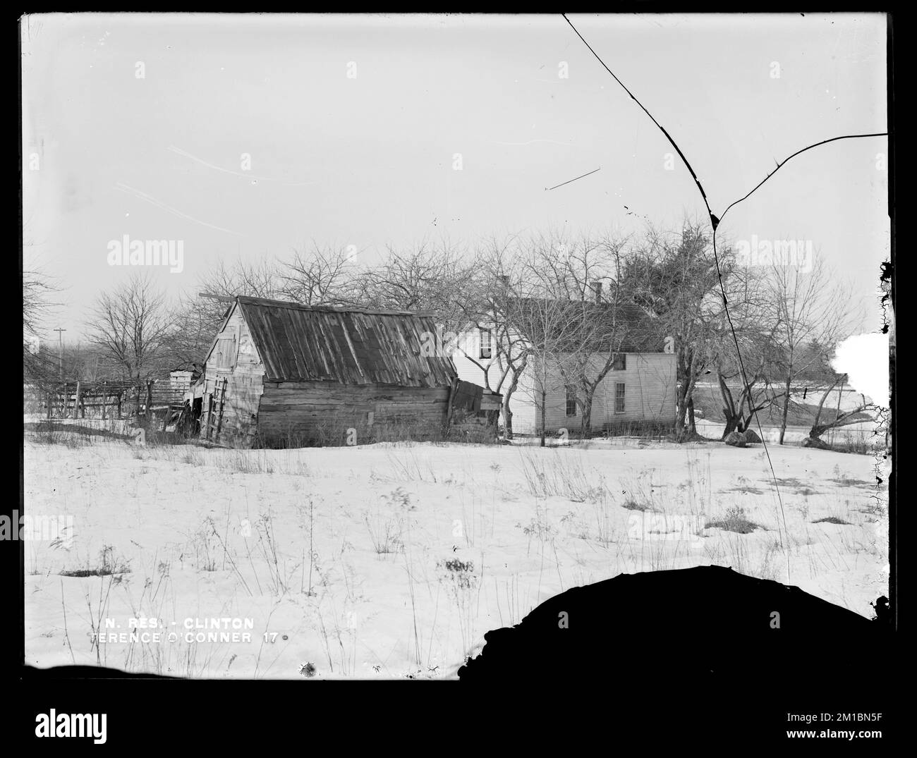 Lago artificiale di Wachusett, casa di Terence o'Connor, sul lato est di Main Street, quasi di fronte strada privata, dal nord-est nel campo, Clinton, Mass., 11 febbraio 1897 , acquedotto, serbatoi strutture di distribuzione dell'acqua, immobiliare Foto Stock