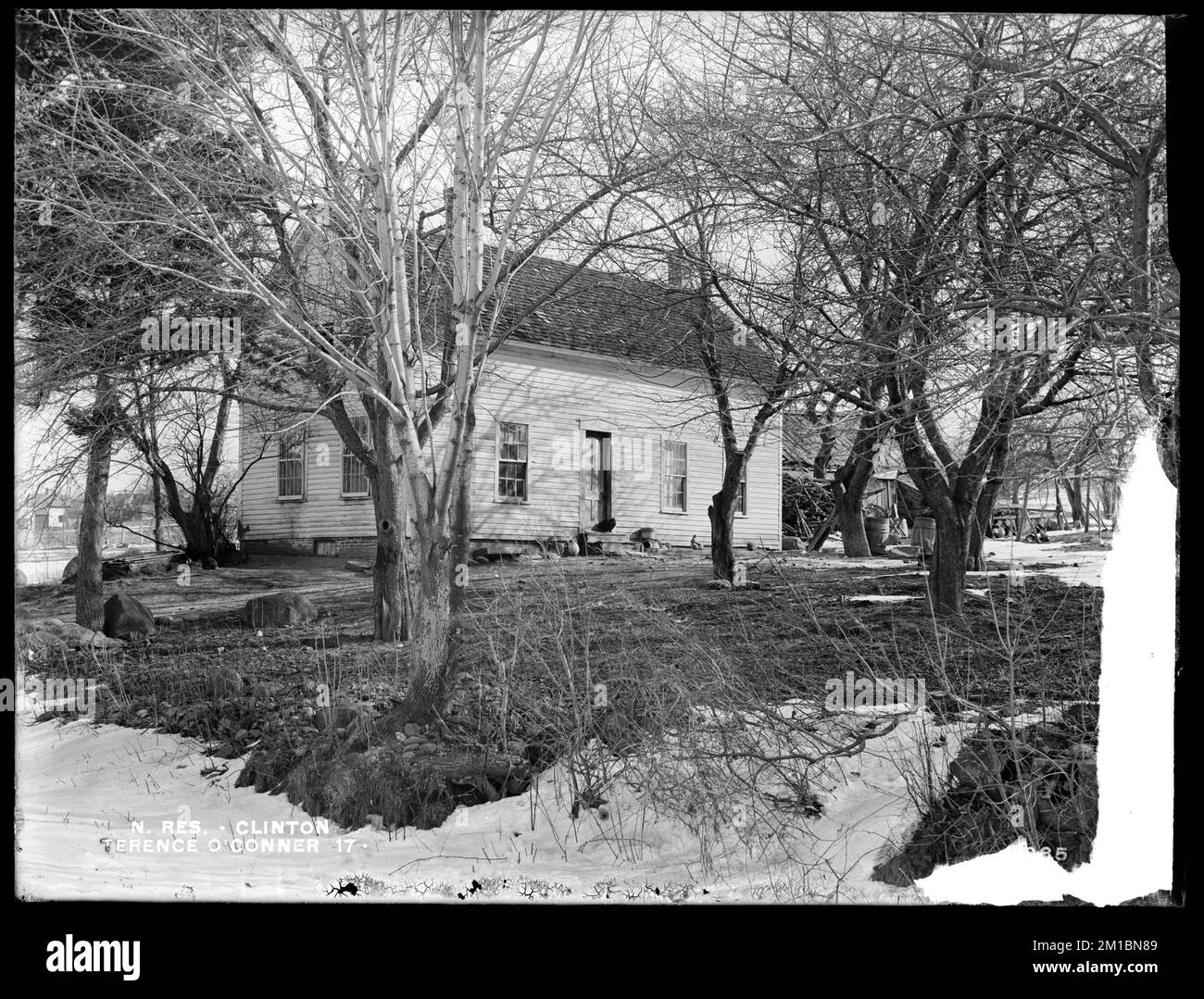 Serbatoio di Wachusett, casa di Terence o'Connor, sul lato est di Main Street, quasi di fronte strada privata, da sud-ovest in Main Street, Clinton, Mass., 11 febbraio 1897 , acquedotto, serbatoi strutture di distribuzione dell'acqua, immobiliare Foto Stock
