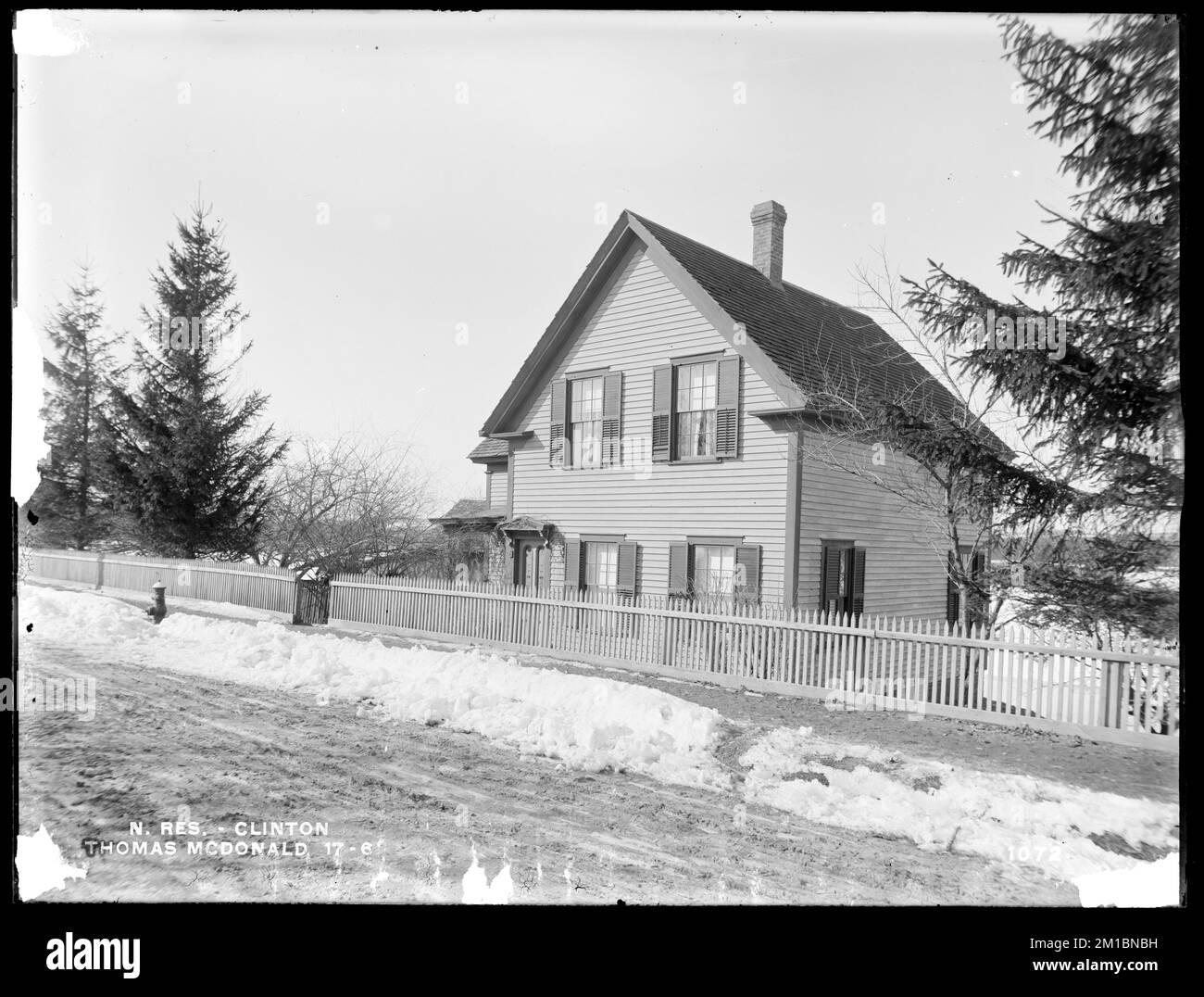 Serbatoio di Wachusett, casa e fienile Thomas McDonald, sul lato ovest di Main Street, da est in strada, Clinton, Mass., 11 febbraio 1897 , acquedotto, serbatoi strutture di distribuzione dell'acqua, immobiliare Foto Stock