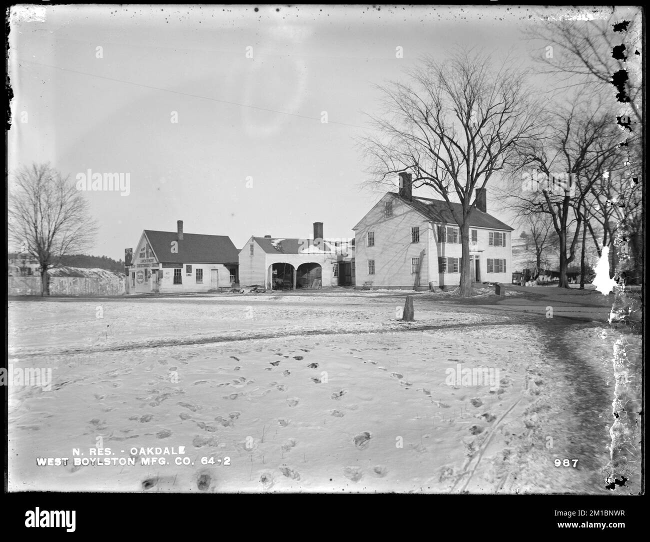 Wachusett Reservoir, West Boylston Manufacturing Company case, sul lato est di North Main Street, appena a est di Worcester, Nashua & Portland Railroad attraversamento, da sud-ovest vicino a North Main Street, Oakdale, West Boylston, Mass., 28 dicembre, 1896 , acquedotto, serbatoi strutture di distribuzione dell'acqua, immobiliare, segnaletica di identificazione Foto Stock
