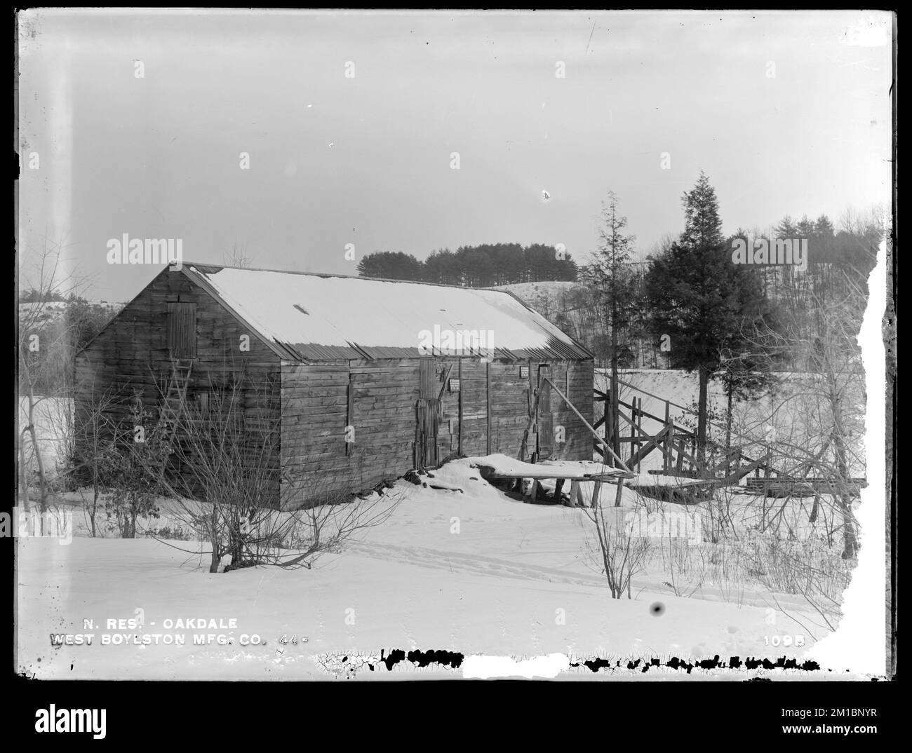 Lago artificiale di Wachusett, l'icehouse della West Boylston Manufacturing Company, sulla riva occidentale del laghetto dei mulini, a nord dei binari della ferrovia di Worcester, Nashua & Portland, da ovest, Oakdale, West Boylston, Mass., 18 febbraio 1897 , opere d'acqua, serbatoi strutture di distribuzione dell'acqua, immobiliare, ghiacciaia Foto Stock