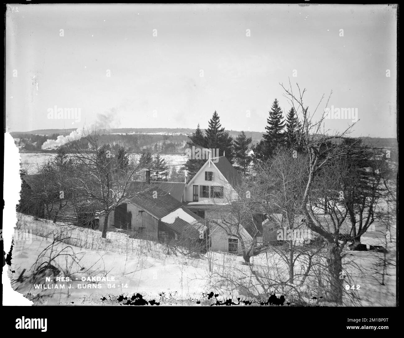 Lago artificiale di Wachusett, casa di William J. Burns e stalla, sul lato est di North Main Street, da est in cima alla banca dietro la casa, Oakdale, West Boylston, Mass., 22 dicembre, 1896 , acquedotto, serbatoi strutture di distribuzione dell'acqua, immobiliare Foto Stock