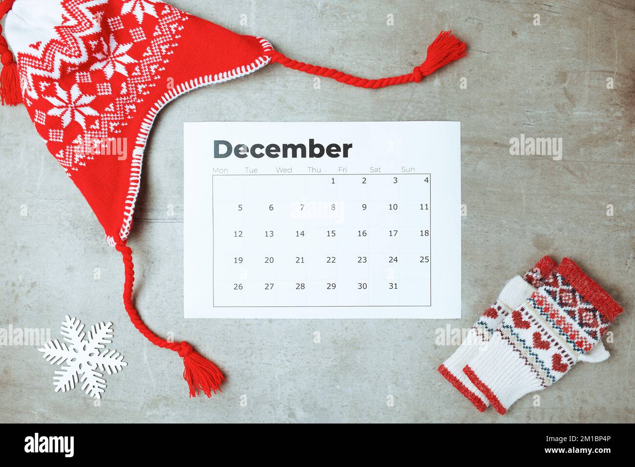 inverno piatto con cappello, calendario di dicembre e mittens. Foto Stock