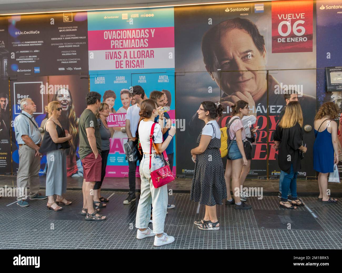 La gente fa una coda per entrare in un teatro su Corrientes Avenue, Buenos Aires, Argentina Foto Stock
