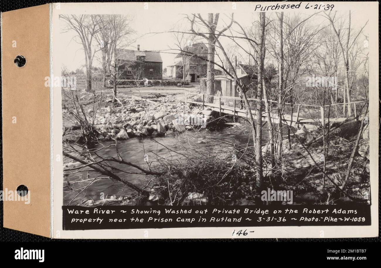 Ware River, che mostra un ponte privato lavato sulla proprietà Robert Adams vicino al campo di prigione, Rutland, Mass., Mar 31, 1936 : acquistato 21 giugno 1939, Parcel no. 146- , opere d'acqua, immobili, fiumi, condizioni sanitarie di spartiacque, inondazioni eventi naturali, ponti lavori costruiti, strutture residenziali Foto Stock