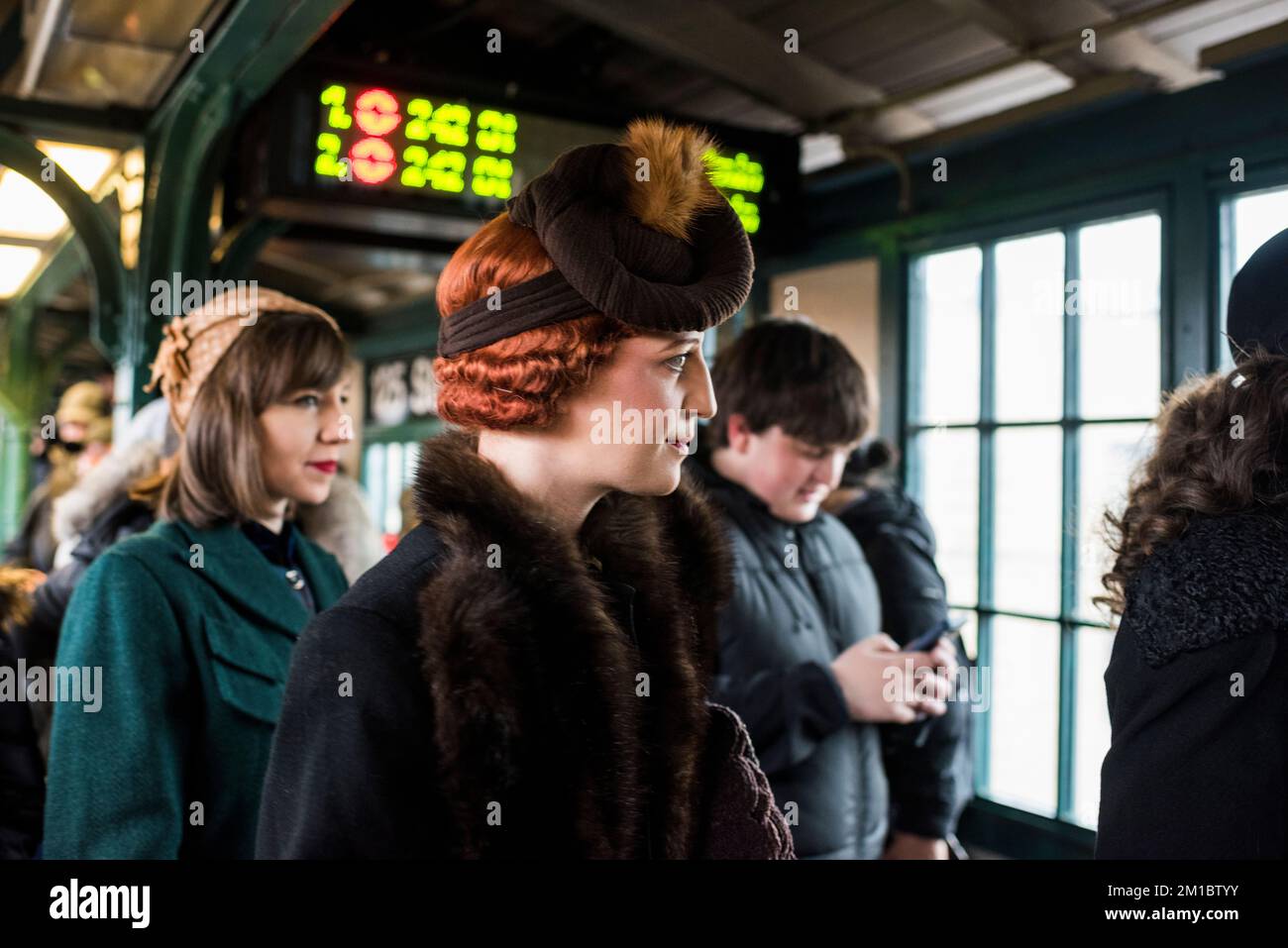 New York City, New York - 11 dicembre 2022: Persone in abiti d'epoca in attesa del treno di molti colori, Vacanze Nostalgia Rides, NYC Foto Stock