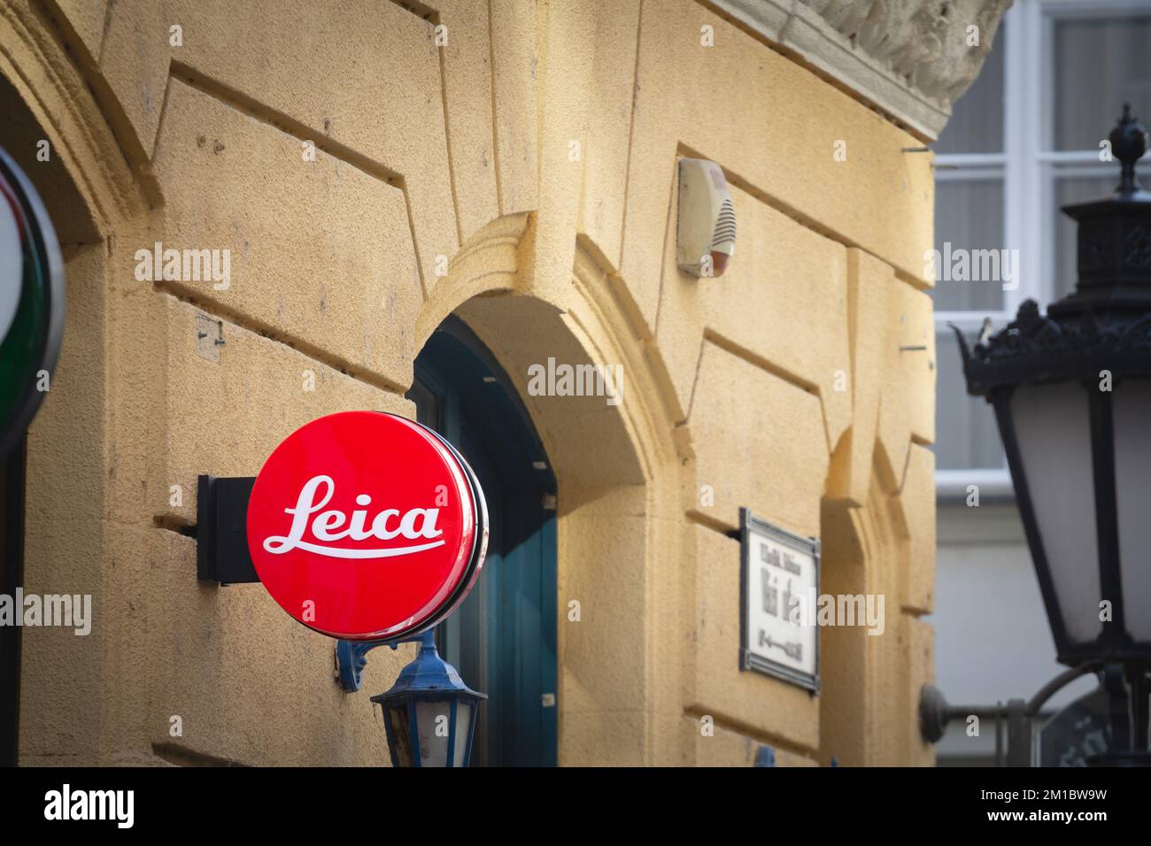 Immagine di un cartello con il logo di Leica in cima al loro negozio a Budapest, Ungheria. Leica Camera è una società tedesca che produce telecamere, l Foto Stock