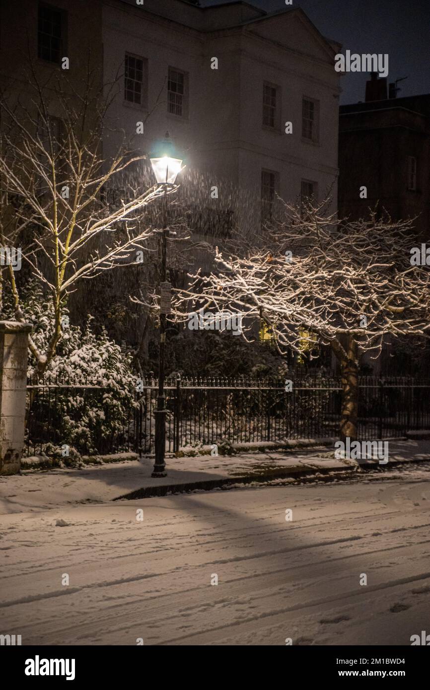 Londra, Regno Unito. 11th Dec, 2022. Snow envelope Chiswick Mall e High Road, noleggio biciclette in discarica. La neve cade a Londra e copre Chiswick Mall, St Peter's Square e Chiswick High Road. Le biciclette a noleggio di calce Uber si trovano scartate e gli snowmen spuntano ovunque. Credit: Peter Hogan/Alamy Live News Foto Stock