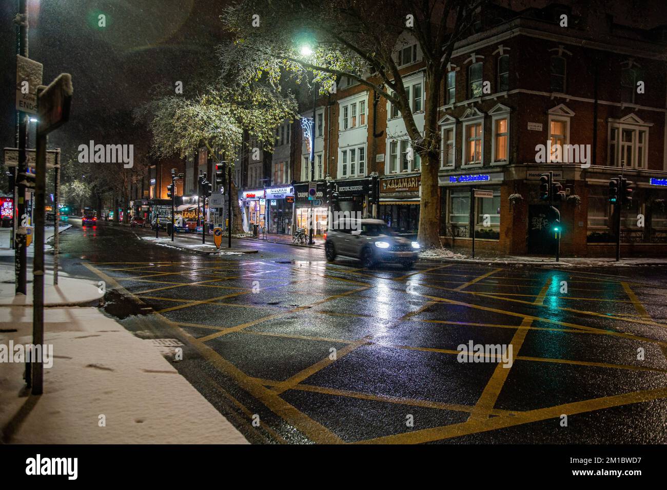 Londra, Regno Unito. 11th Dec, 2022. Snow envelope Chiswick Mall e High Road, noleggio biciclette in discarica. La neve cade a Londra e copre Chiswick Mall, St Peter's Square e Chiswick High Road. Le biciclette a noleggio di calce Uber si trovano scartate e gli snowmen spuntano ovunque. Credit: Peter Hogan/Alamy Live News Foto Stock