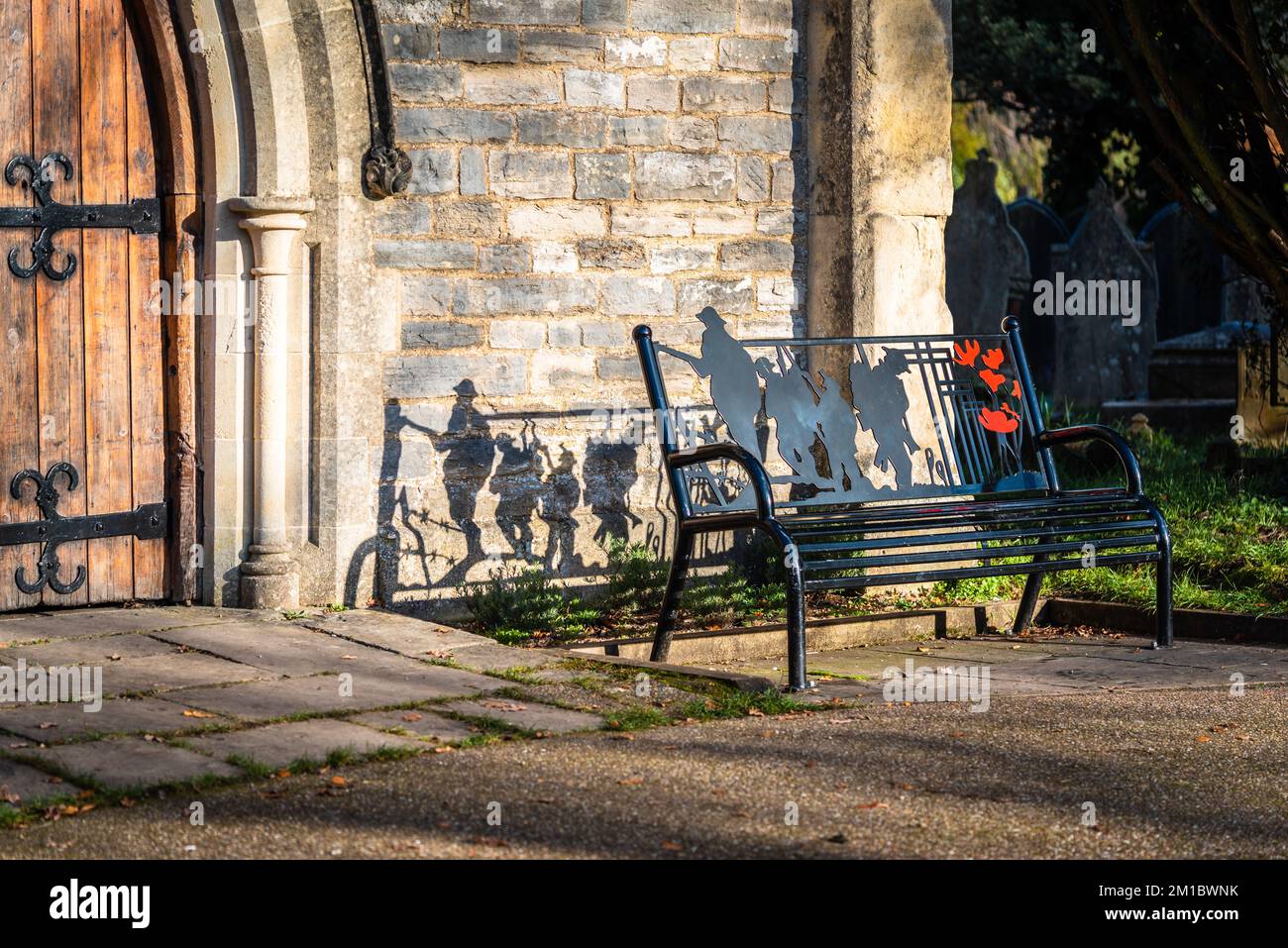 Panca ricordo papavero al Southampton Old Cenetery on the Common, Southampton, Hampshire, Inghilterra, Regno Unito Foto Stock