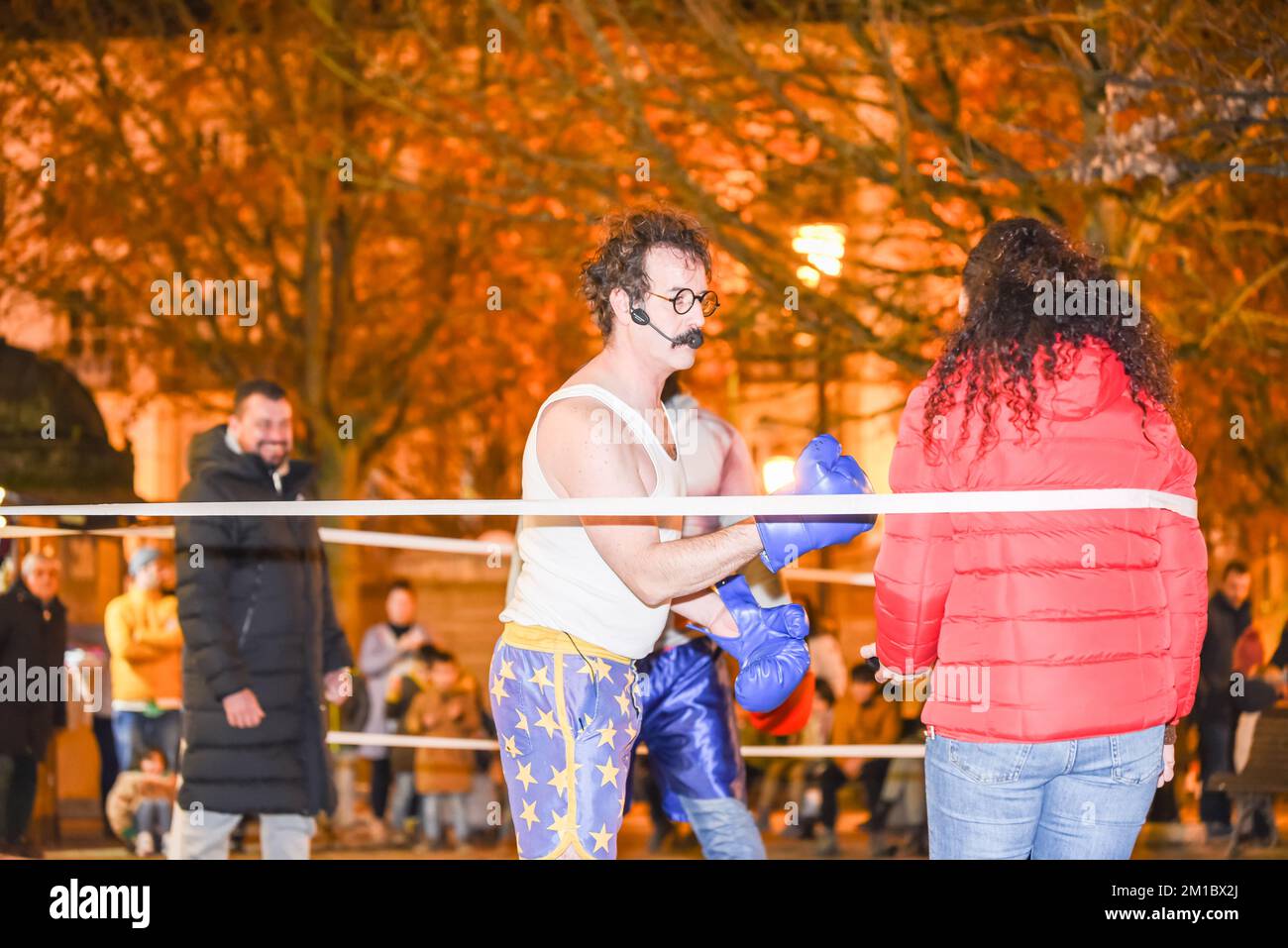 Lugo, Spagna dicembre, 10, 2022: Clown show in Spagna Place a Lugo durante le attività natalizie nella capitale Foto Stock