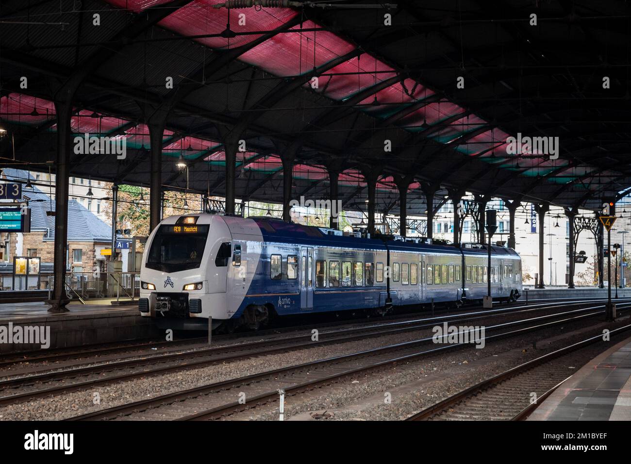 Immagine di un treno arriva, un EMU elettrico, pronto per la partenza alla stazione di Aquisgrana per un servizio transfrontaliero da Aquisgrana a Maastricht in Olanda Foto Stock