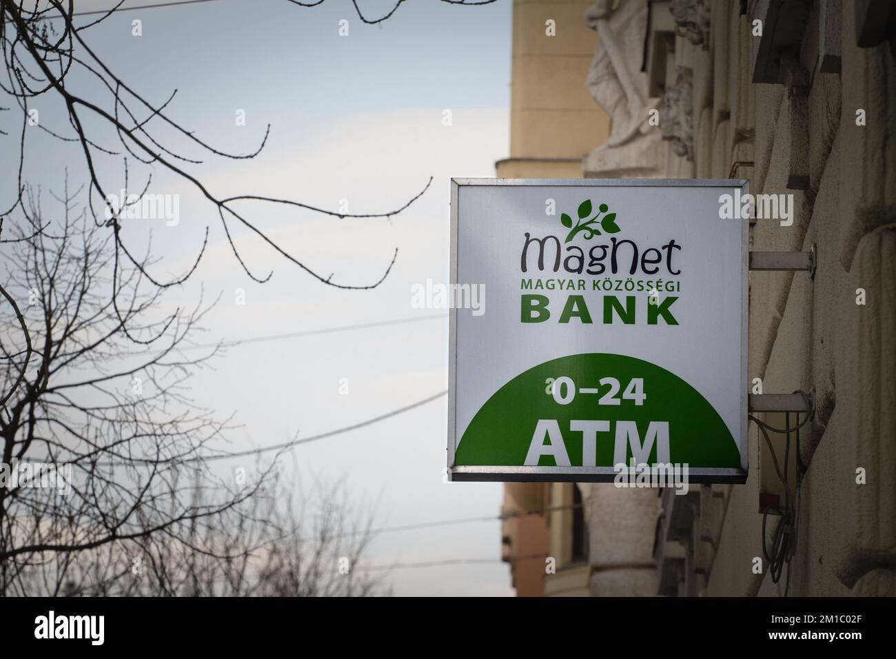 Immagine di un cartello con il logo della banca Magnet sulla sede principale di Budapest, Ungheria. Magnet Bank, nota come HBW Express Savings Co-operated Foto Stock