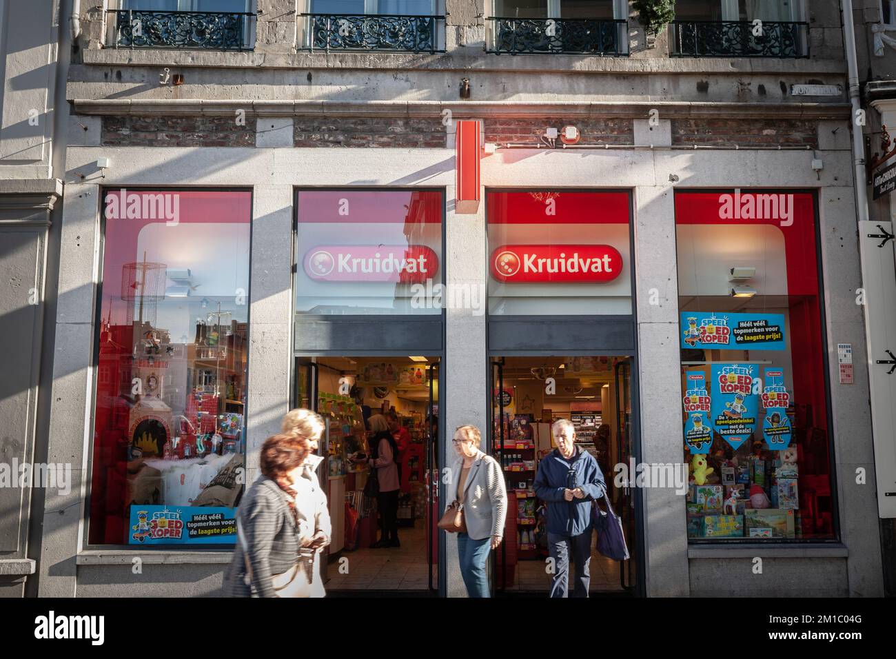 Immagine di un cartello con il log di Kruivdat sul loro negozio per Maastricht, Paesi Bassi. Kruidvat è una catena olandese di negozi al dettaglio, farmacia e farmacia Foto Stock