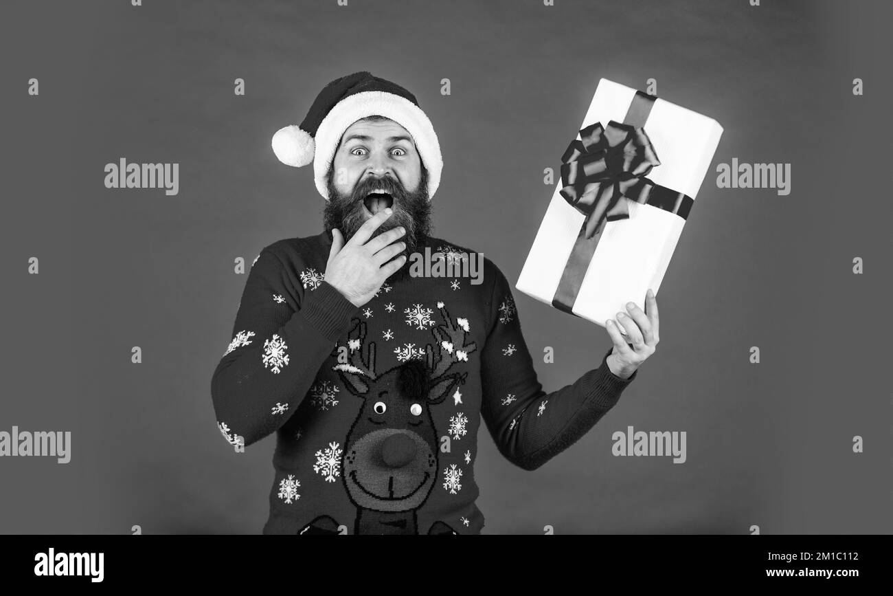 Babbo Natale, prego Fermati qui. il suo tempo di natale. Regali e regali preparazione. Festa di Capodanno. hippster maturo e brutale in cappello di babbo natale. Felice Foto Stock