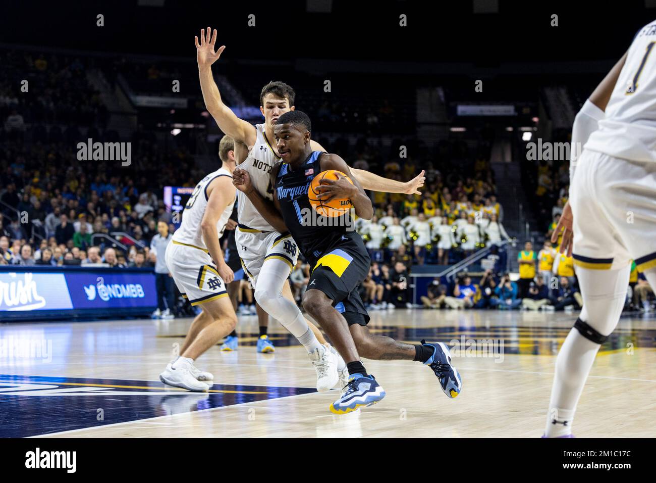 South Bend, Indiana, Stati Uniti. 11th Dec, 2022. La guardia marchese Kam Jones (1) guida verso il basket mentre la guardia di Notre Dame Cormac Ryan (5) difende durante l'azione di gioco di basket NCAA tra le aquile dorate della Marquette e la lotta irlandese di Notre Dame al Purcell Pavilion al Joyce Center a South Bend, Indiana. Marquette sconfisse Notre Dame 79-64. John Mersits/CSM/Alamy Live News Foto Stock