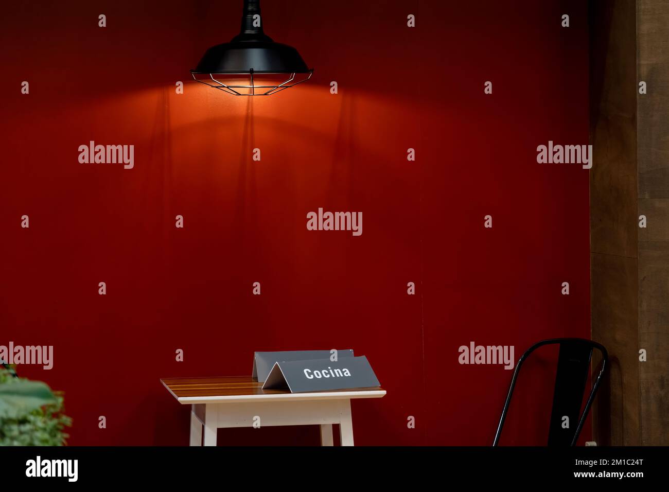 tavolo in legno con una sola sedia, su sfondo rosso, lampada di qualità, messico Foto Stock