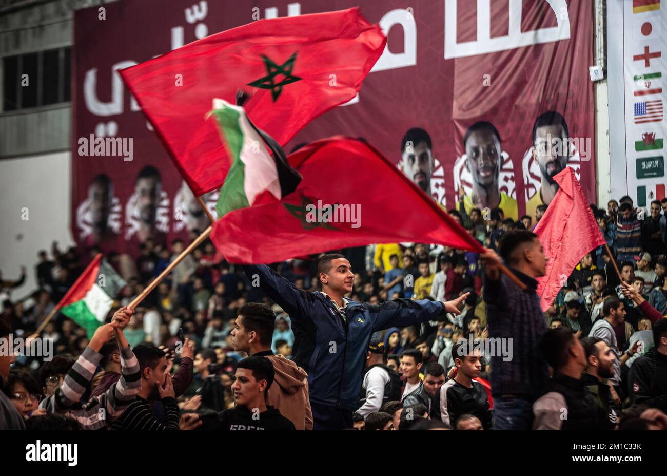 Gaza, Palestina. 10th Dec, 2022. I palestinesi sventolano le bandiere marocchine mentre guardano la trasmissione dal vivo della partita di finale della Coppa del mondo FIFA tra Marocco e Portogallo che si è tenuta in Qatar. (Punteggio finale; Marocco 1-0 Portogallo) Credit: SOPA Images Limited/Alamy Live News Foto Stock