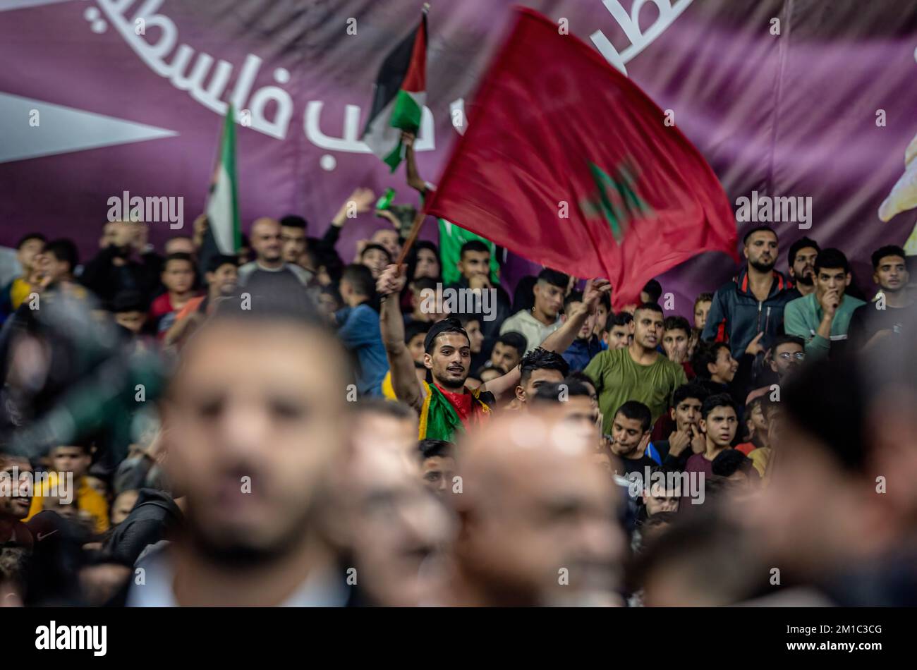 Gaza, Palestina. 10th Dec, 2022. Un palestinese sventola la bandiera del Marocco, mentre guarda la trasmissione in diretta della partita di finale della Coppa del mondo FIFA tra Marocco e Portogallo che si è tenuta in Qatar. (Punteggio finale; Marocco 1-0 Portogallo) (Foto di Yousef Masoud/SOPA Images/Sipa USA) Credit: Sipa USA/Alamy Live News Foto Stock