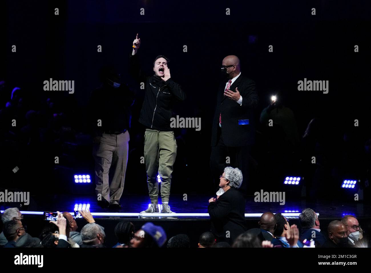 Los Angeles, Stati Uniti. 11th Dec, 2022. Un protestore cammina su un palco come Karen Bass, sindaco di Los Angeles, California, parla durante una cerimonia inaugurale a Los Angeles, California, Stati Uniti, Domenica, 11 dicembre, 2022. Un congresso di sei-termine, basso il mese scorso è stato eletto come la prima femmina e il secondo sindaco nero di Los Angeles che corrono su una piattaforma che ha sottolineato i suoi inizi come organizzatore di comunità ed esperienza come legislatore veterano a Sacramento e Washington. Photographer: Eric Thayer/Pool/Sipa USA Credit: Sipa USA/Alamy Live News Foto Stock