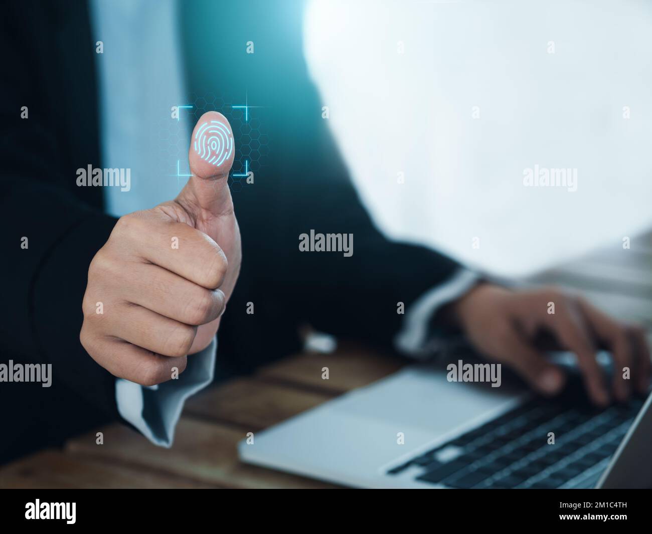 Icona di scansione digitale delle impronte digitali sullo schermo virtuale con scansione mediante pollice per l'accesso con identificazione biometrica sul computer portatile. Sicurezza informatica Foto Stock