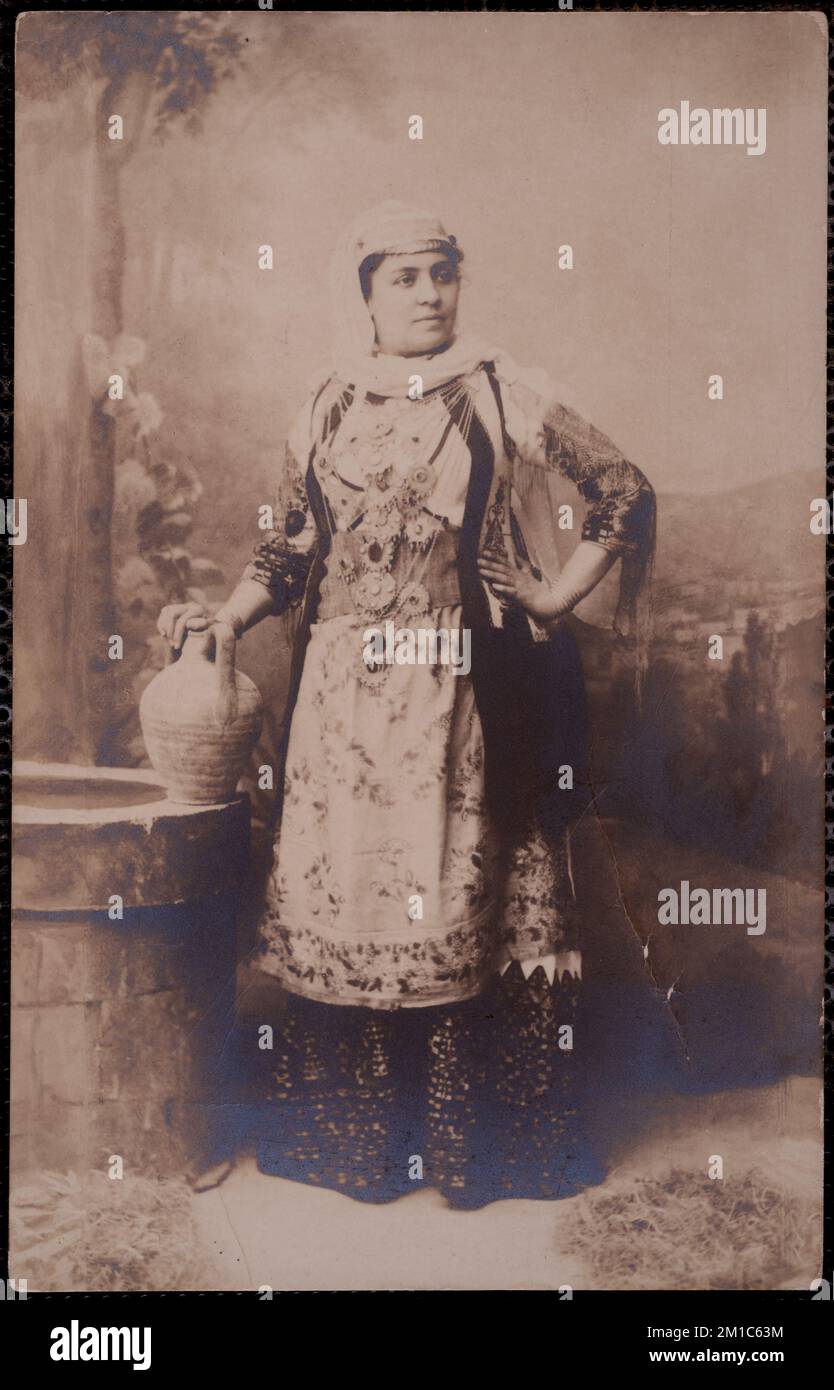 Una donna in greco abito tradizionale , Abbigliamento & abito. Collezione Nicholas Catsimpoolas Foto Stock