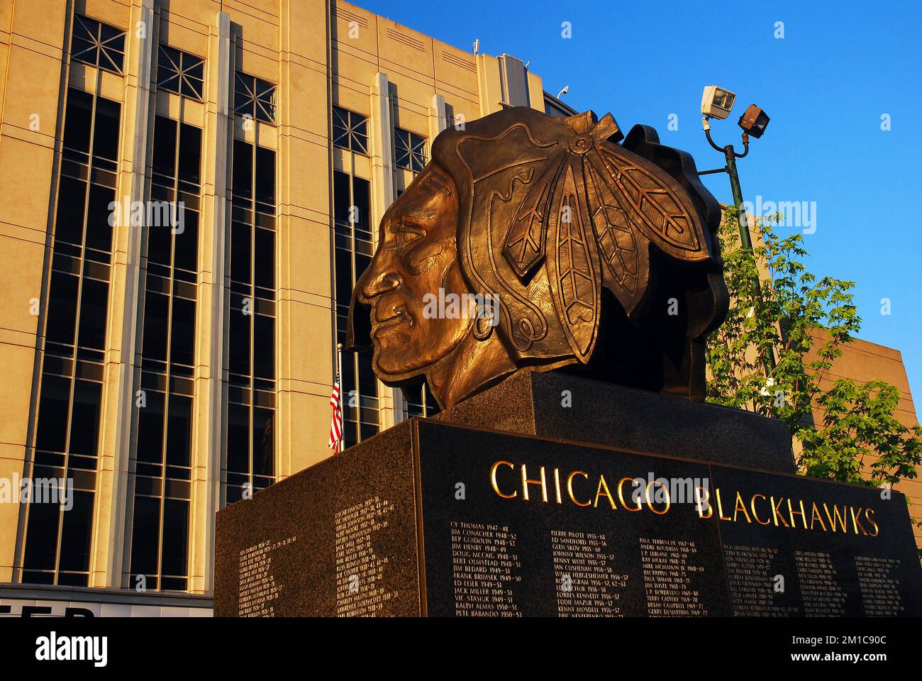 Gli alunni di hockey Blackhawk sono onorati di una scultura fuori dallo United Center, la loro casa a Chicago Foto Stock