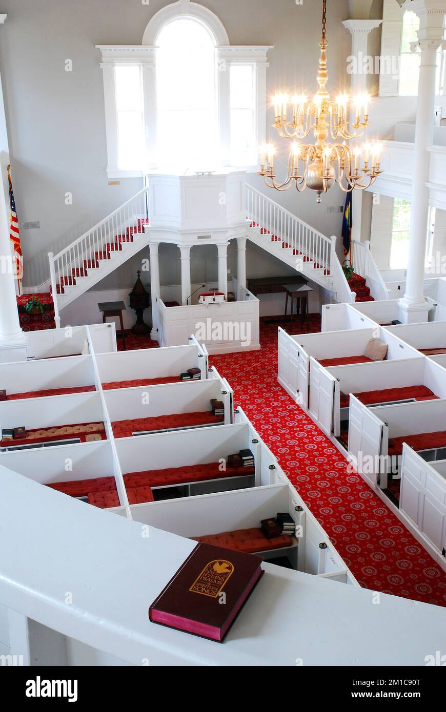 Una bibbia si trova sulla sporgenza della Vista A dal soppalco del coro che domina la prima chiesa congregazionale a Bennington, Vermont Foto Stock