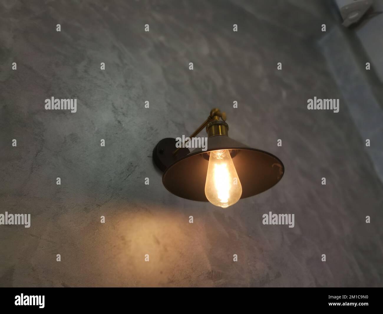 lampada da parete singola per illuminare lo spazio. Foto Stock