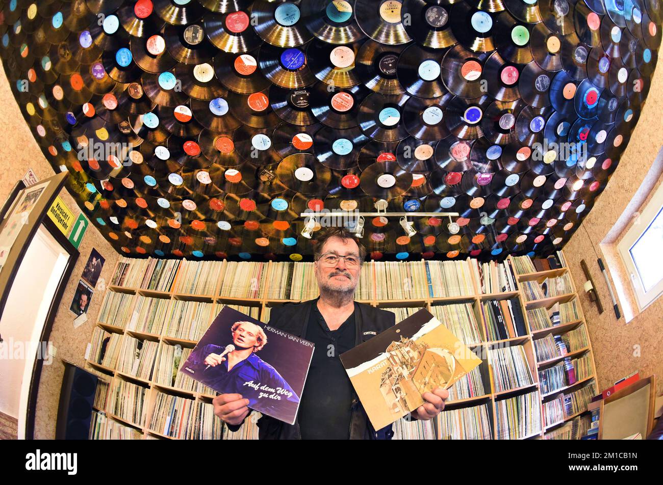08 dicembre 2022, Sassonia, Jesewitz: Nella cantina della sua casa, il collezionista di dischi Uwe Winkler si trova tra i 17.000 dischi in vinile pressati nella RDT. In oltre 40 anni, l'ingegnere laureato e pirotecnico ha raccolto quasi tutti i titoli record del 11.000 e molte varianti di essi che sono stati pressati a Babelsberg e Mosca nella ex RDT tra il 1956 e il 1990. Sugli scaffali, che sono riempiti da soffitto a pavimento di dischi, ci sono album disposti per numero di catalogo, che vanno dalla musica folk, le canzoni dei lavoratori e lotta alla musica classica e dischi per le lezioni scolastiche. Dal suo hobby, Foto Stock