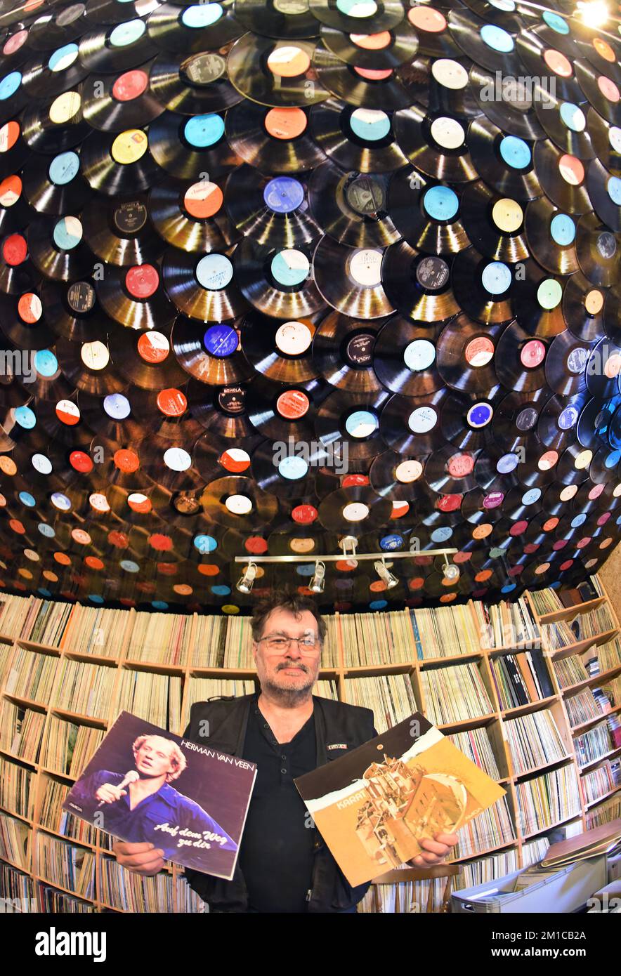 08 dicembre 2022, Sassonia, Jesewitz: Nella cantina della sua casa, il collezionista di dischi Uwe Winkler si trova tra i 17.000 dischi in vinile pressati nella RDT. In oltre 40 anni, l'ingegnere laureato e pirotecnico ha raccolto quasi tutti i titoli record del 11.000 e molte varianti di essi che sono stati pressati a Babelsberg e Mosca nella ex RDT tra il 1956 e il 1990. Sugli scaffali, che sono riempiti da soffitto a pavimento di dischi, ci sono album disposti per numero di catalogo, che vanno dalla musica folk, le canzoni dei lavoratori e lotta alla musica classica e dischi per le lezioni scolastiche. Dal suo hobby, Foto Stock