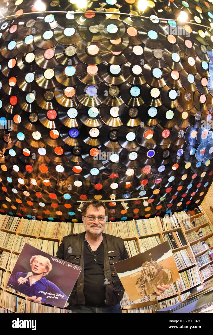 08 dicembre 2022, Sassonia, Jesewitz: Nella cantina della sua casa, il collezionista di dischi Uwe Winkler si trova tra i 17.000 dischi in vinile pressati nella RDT. In oltre 40 anni, l'ingegnere laureato e pirotecnico ha raccolto quasi tutti i titoli record del 11.000 e molte varianti di essi che sono stati pressati a Babelsberg e Mosca nella ex RDT tra il 1956 e il 1990. Sugli scaffali, che sono riempiti da soffitto a pavimento di dischi, ci sono album disposti per numero di catalogo, che vanno dalla musica folk, le canzoni dei lavoratori e lotta alla musica classica e dischi per le lezioni scolastiche. Dal suo hobby, Foto Stock