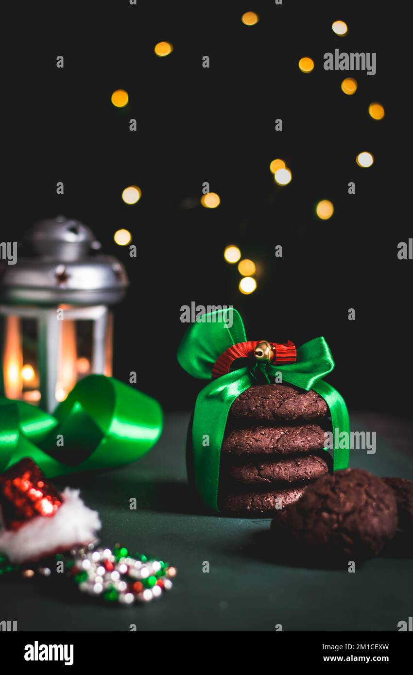 Composizione di Natale e Capodanno con biscotti di brownie fatti in casa. Foto Stock