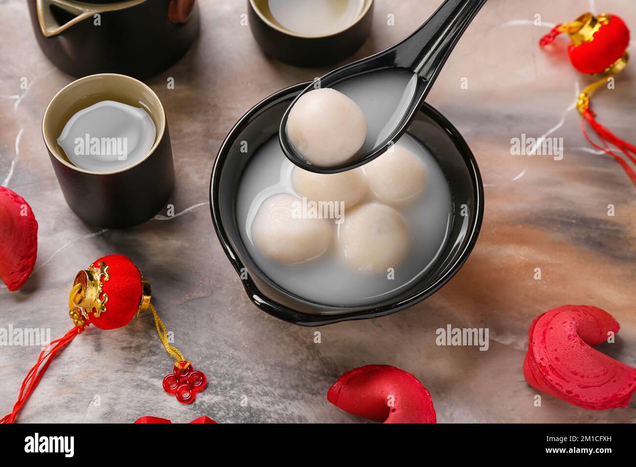 Ciotola di tangyuan con tazze e decor Cinese su sfondo grunge. Dongzhi Festival Foto Stock