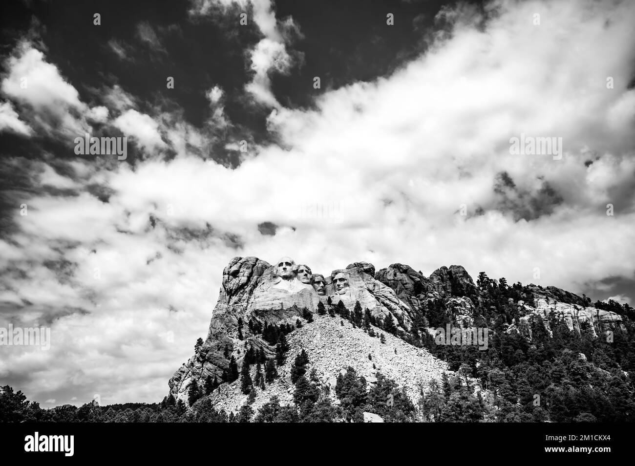 Monte Rushmore nelle Black Hills del South Dakota contro un cielo nuvoloso. Foto Stock