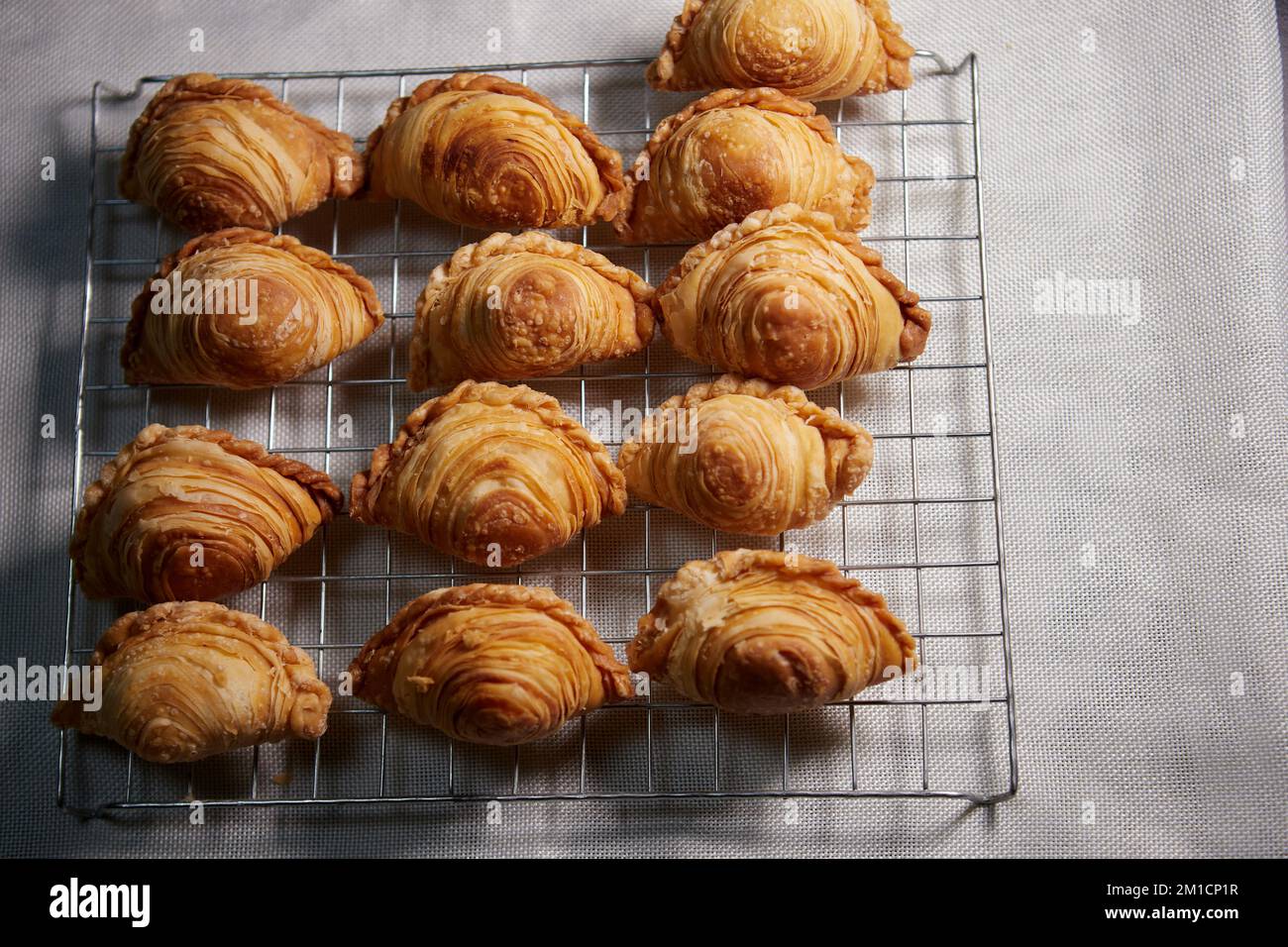 Puff al curry ripieno di soia sulla griglia di raffreddamento Foto Stock