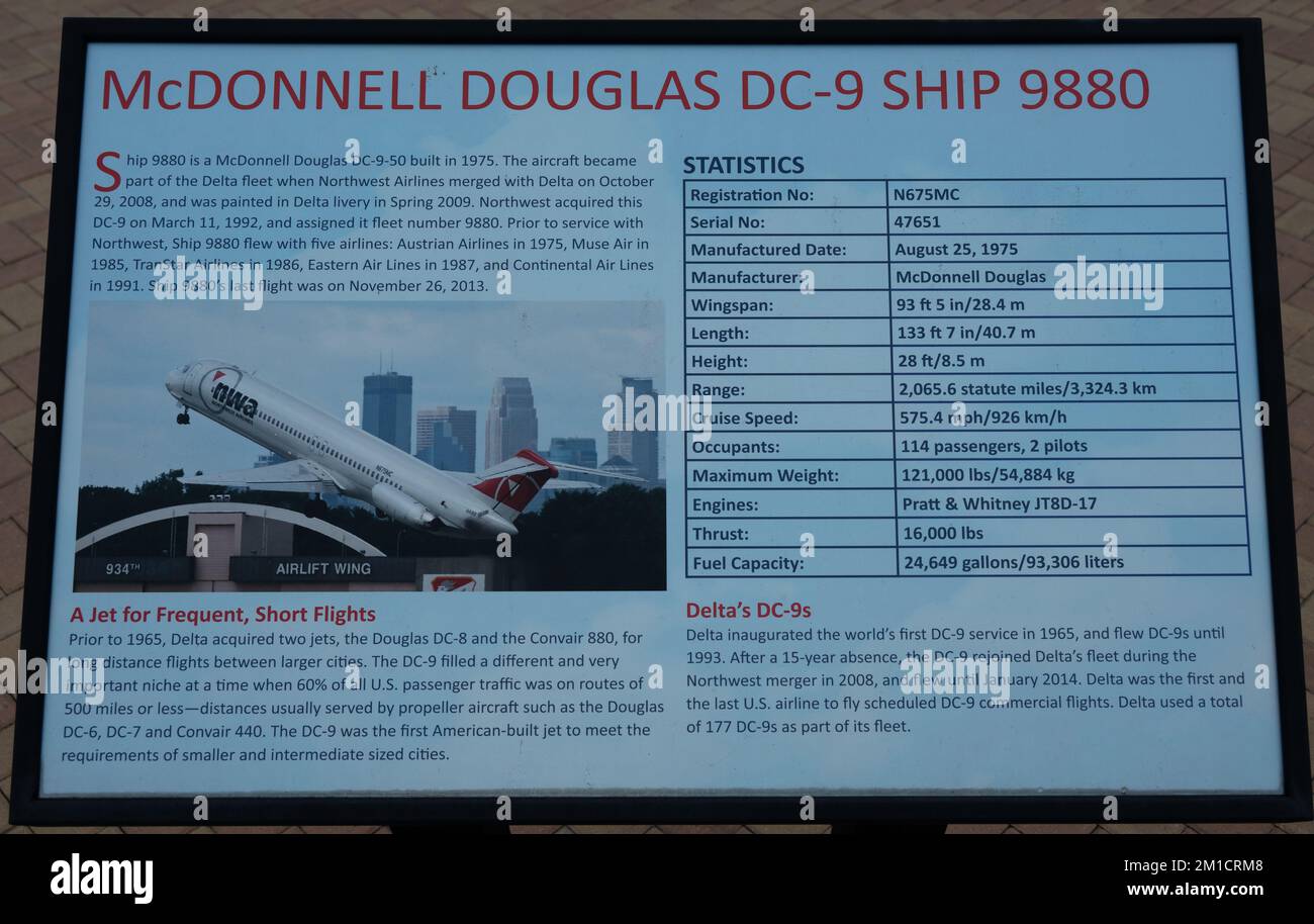 Un cartello che spiega i dettagli della nave DC-9 9880 di McDonnell Dougla che vola con le compagnie aeree del nord-ovest e poi con Delta Airlines Foto Stock